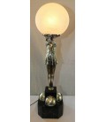 Secesní figurální lampička s dívkou nesoucí světlo