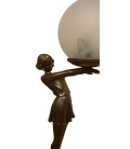 Figurální lampička s dívkou nesoucí světlo ve stylu secese
