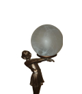 Figurální lampička s dívkou nesoucí světlo ve stylu secese