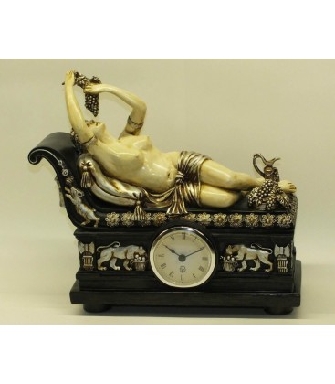 Figurální hodiny s ležící dívkou s hrozny